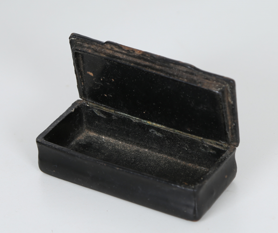 OSMANLI DÖNEMİ GÜMÜŞ ÇAKMA İŞLEMELİ PAPIER MACHE TÜTÜN TABAKASI