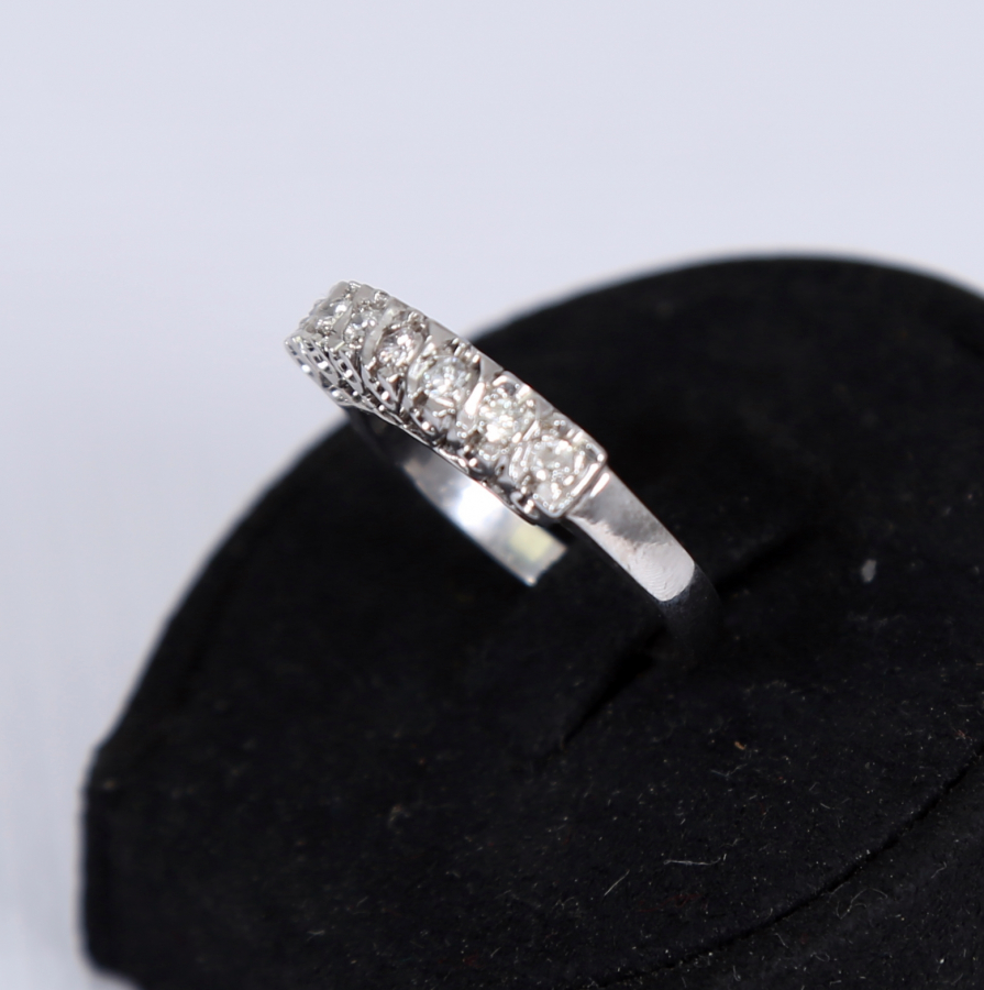 ÜZERİNDE 7 ADET PIRLANTA BULUNAN PLATİN YÜZÜK