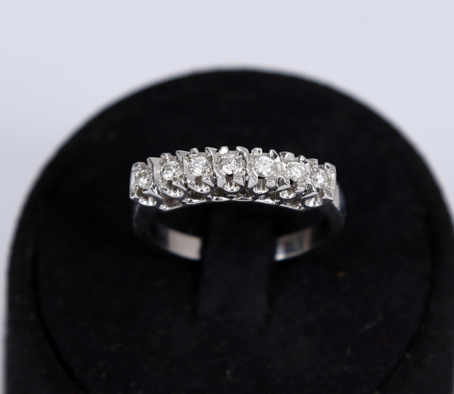 ÜZERİNDE 7 ADET PIRLANTA BULUNAN PLATİN YÜZÜK