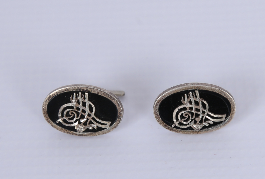 TUĞRA MOTİFLİ OLTU TAŞLI BİR ÇİFT GÜMÜŞ KOL DÜĞMESİ