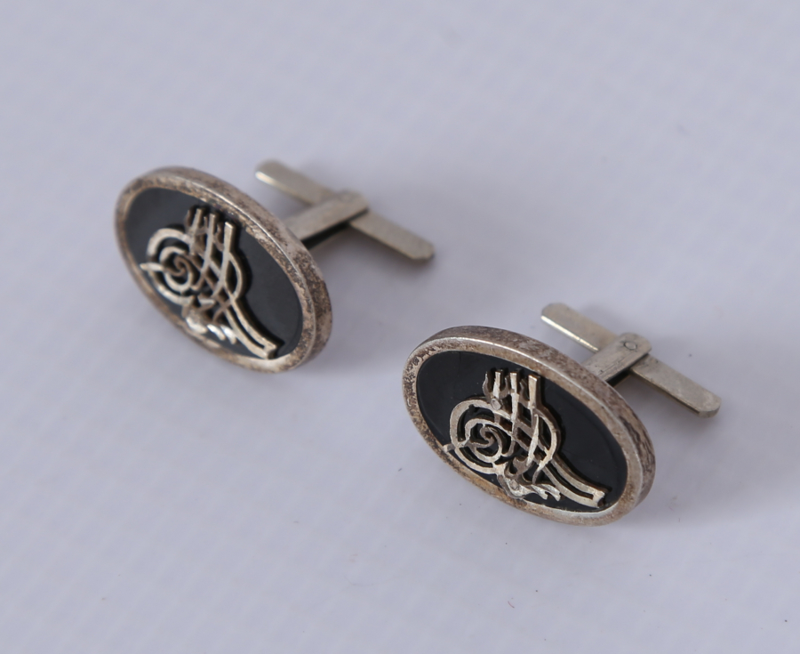 TUĞRA MOTİFLİ OLTU TAŞLI BİR ÇİFT GÜMÜŞ KOL DÜĞMESİ