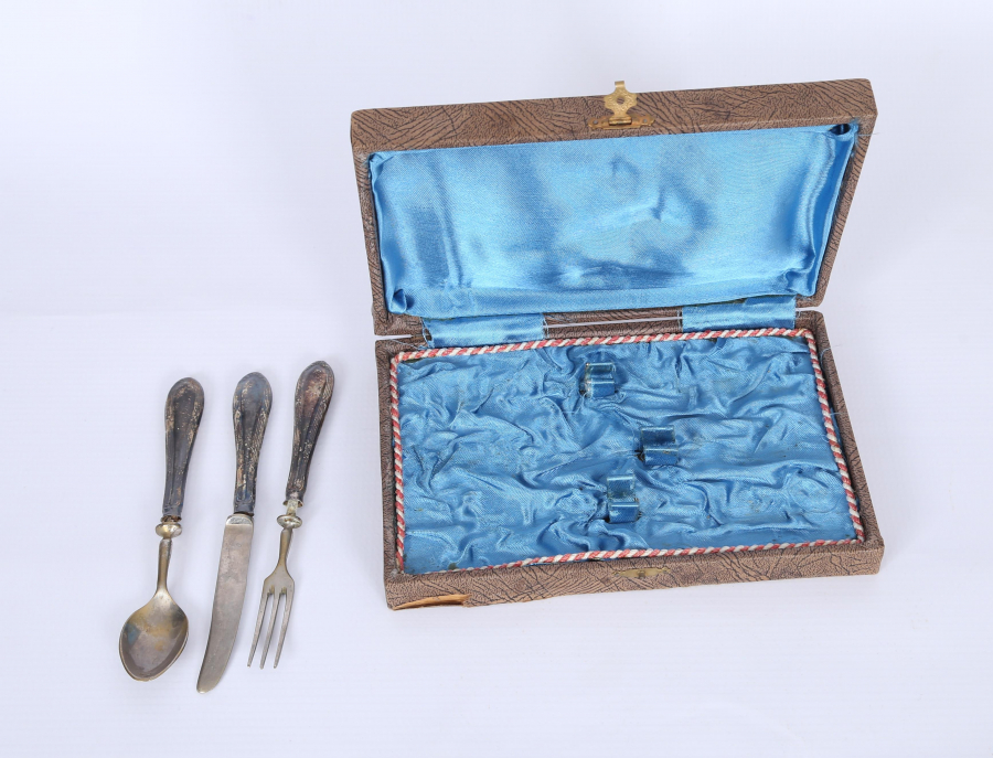 KUTUSUNDA GÜMÜŞ ÇATAL KAŞIK BIÇAK SETİ 