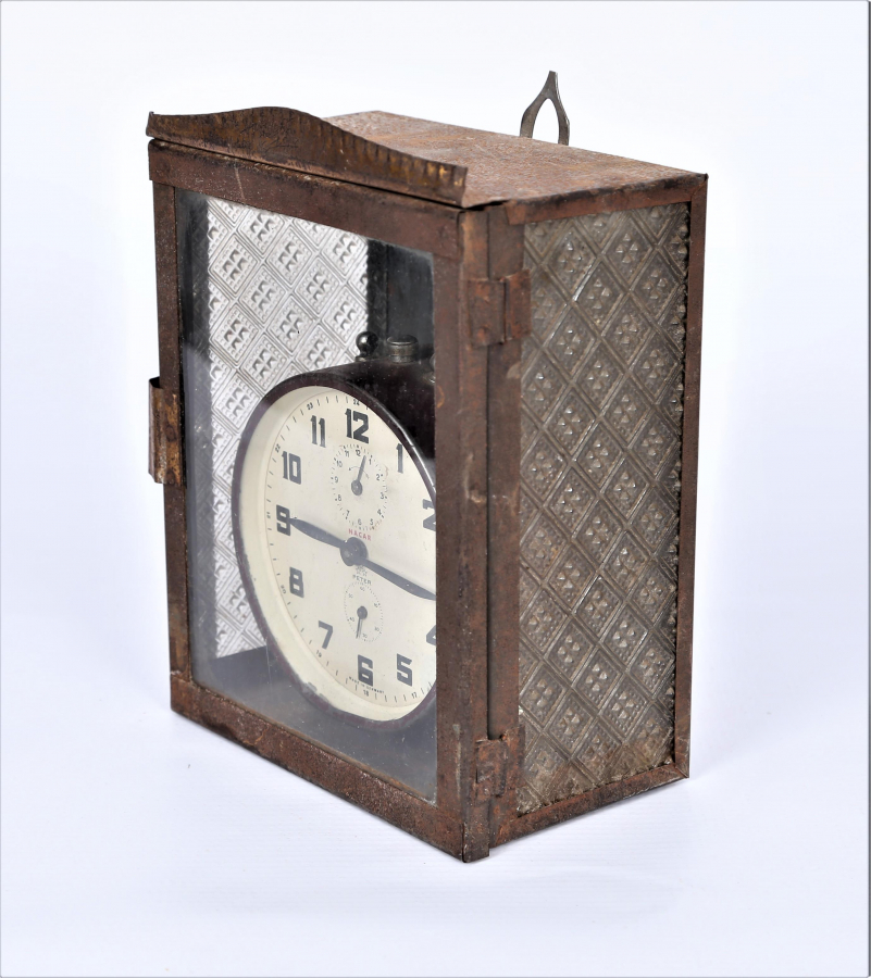 KUTUSUNDA PETER & NACAR SAAT