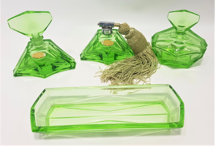 1900'LERDEN YEŞİL RENKLİ KRİSTAL CAM BANYO PARFÜM SETİ 
