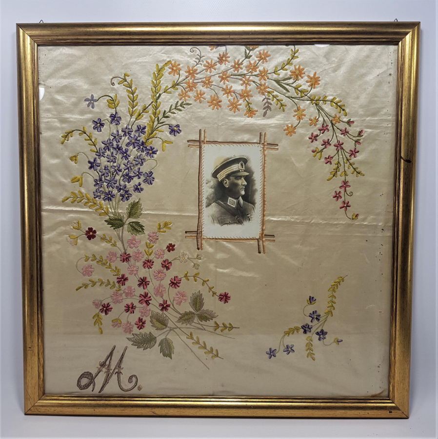 ATATÜRK FOTOĞRAFLI VE İNİSİYALLİ İPEK PANO 