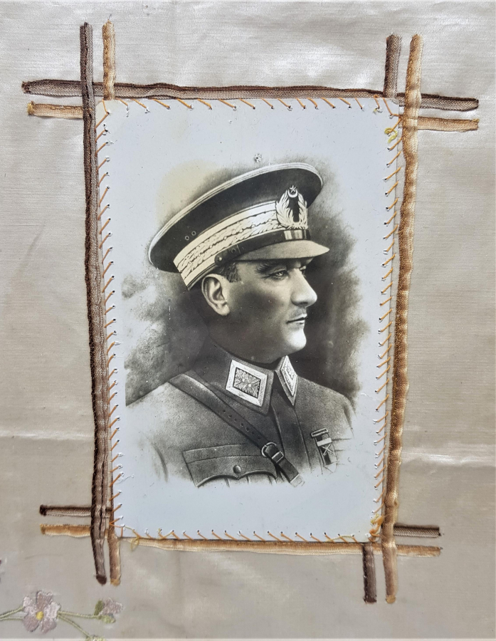 ATATÜRK FOTOĞRAFLI VE İNİSİYALLİ İPEK PANO 