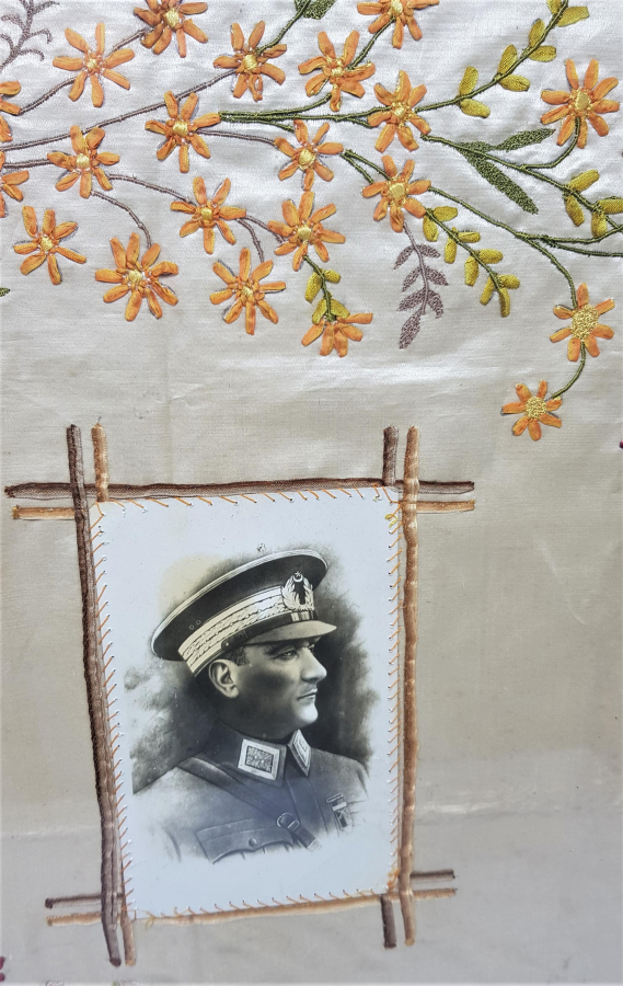 ATATÜRK FOTOĞRAFLI VE İNİSİYALLİ İPEK PANO 