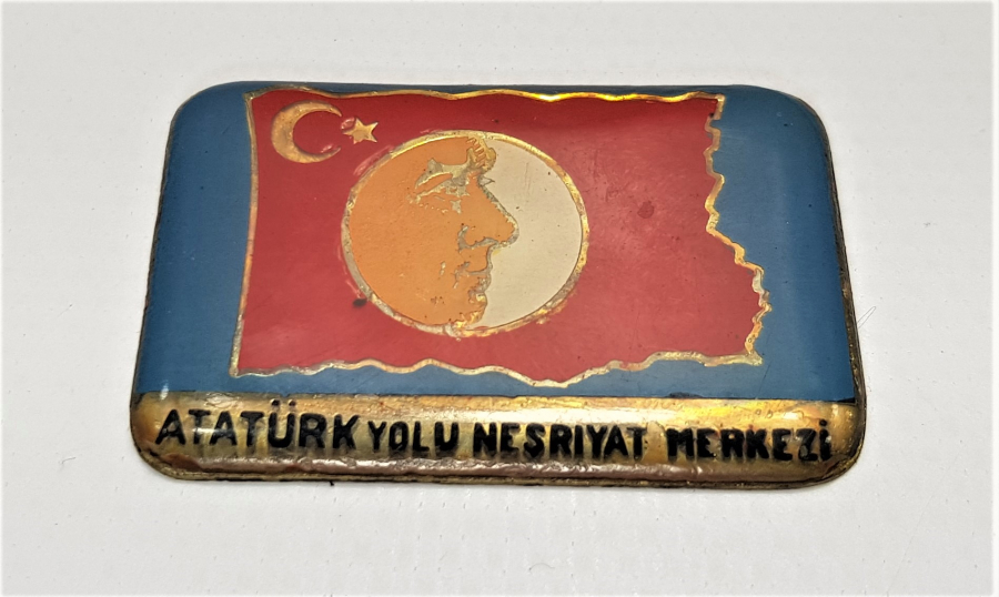 ATATÜRK YOLU NEŞRİYAT MERKEZİ ATATÜRK RESİMLİ VE BAYRAK TEMALI PLAKA