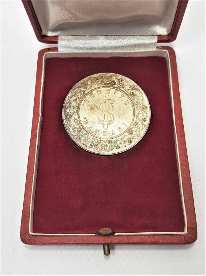 KUTUSUNDA İŞ BANKASI 40 YILLIK DOST ŞÜKRANLARIMIZLA DEV BOY GÜMÜŞ MADALYON - ÇOK NADİR