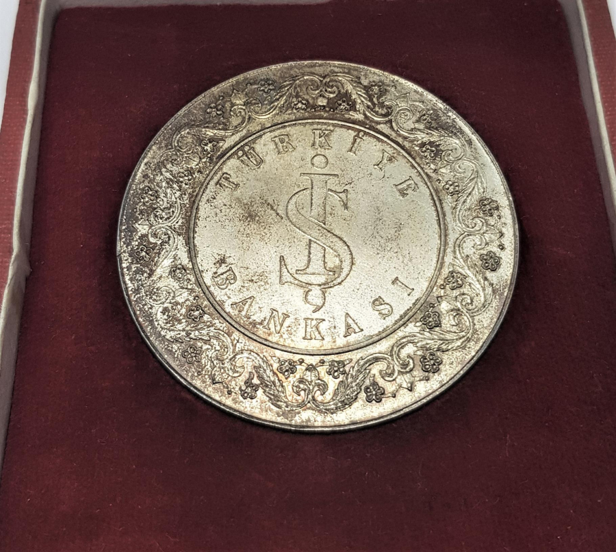 KUTUSUNDA İŞ BANKASI 40 YILLIK DOST ŞÜKRANLARIMIZLA DEV BOY GÜMÜŞ MADALYON - ÇOK NADİR