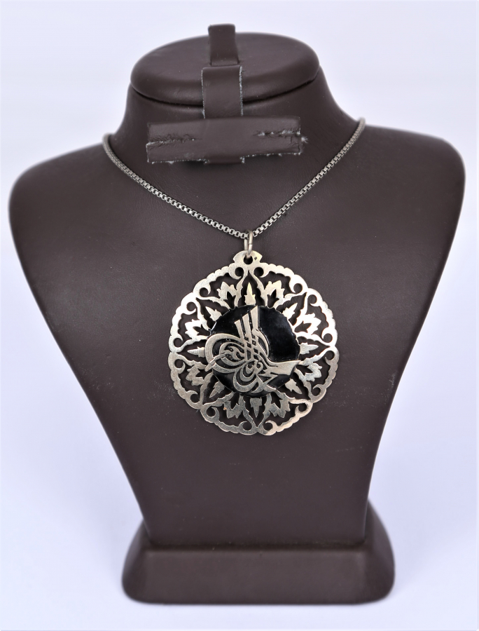 TUĞRA İŞLEMELİ, OLTU TAŞLI GÜMÜŞ KOLYE 