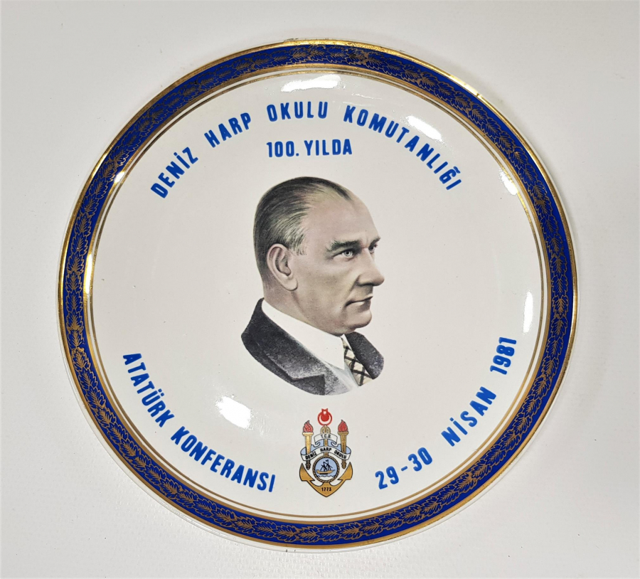 1981 DENİZ HARP OKULU KOMUTANLIĞI ATATÜRK TEMALI PORSELEN TABAK 