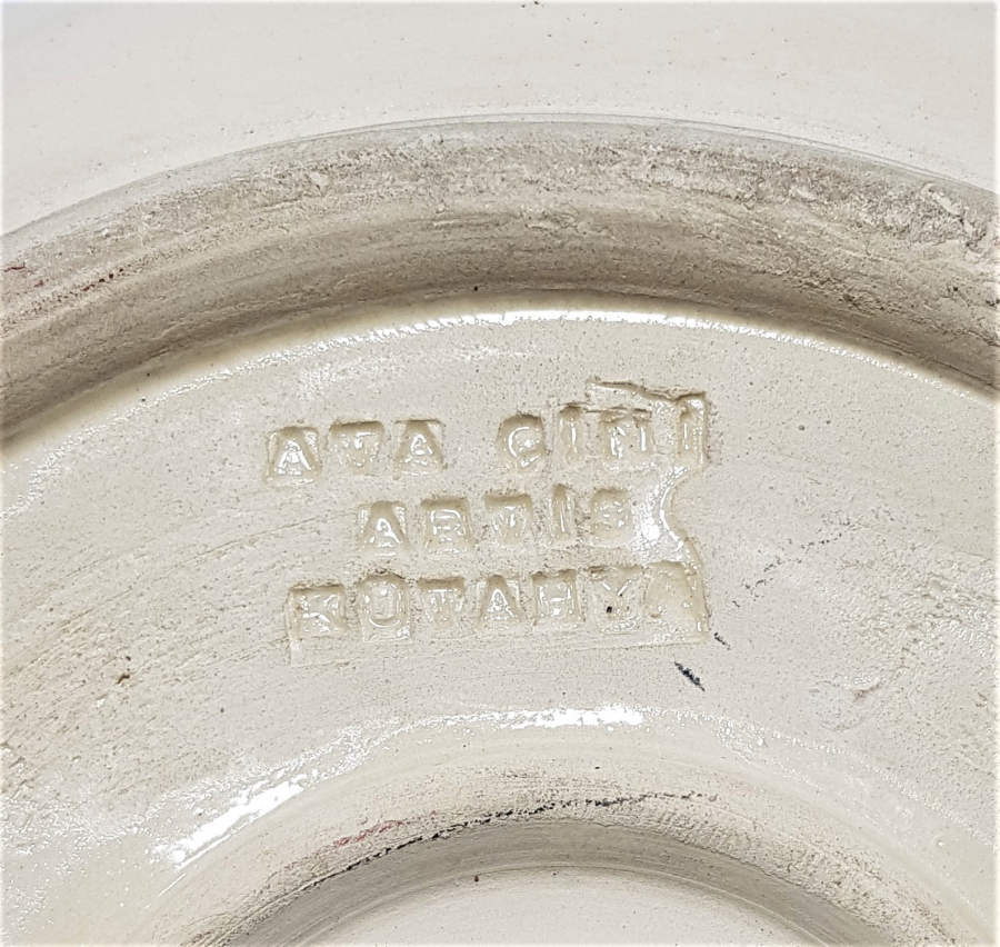 BİTKİSEL DESENLERLE SÜSLENMİŞ BESMELE YAZILI KÜTAHYA SERAMİK TABAK