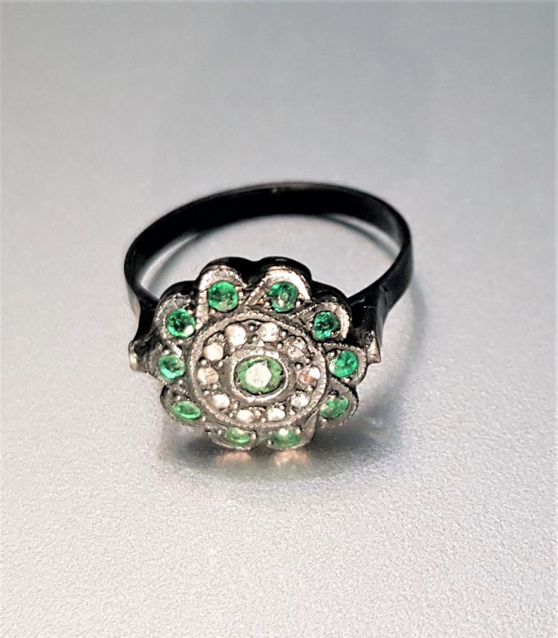 ELMAS VE ZÜMRÜT TAŞLARLA SÜSLÜ ANTİKA YÜZÜK 