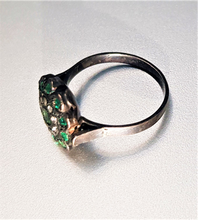 ELMAS VE ZÜMRÜT TAŞLARLA SÜSLÜ ANTİKA YÜZÜK 