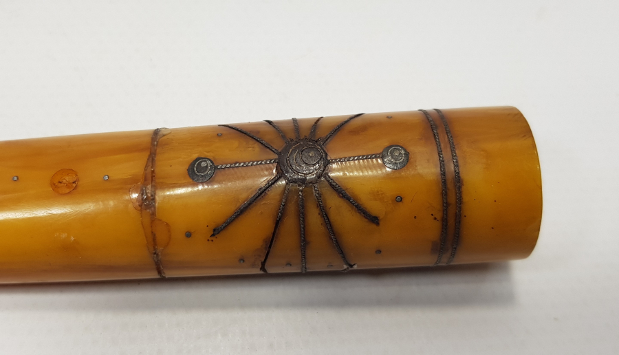 GÜMÜŞ ÇAKMA OSMANLICA YAZDİGAR YAZILI VE BAYRAK İŞLEMELİ KATALİN AĞIZLIK