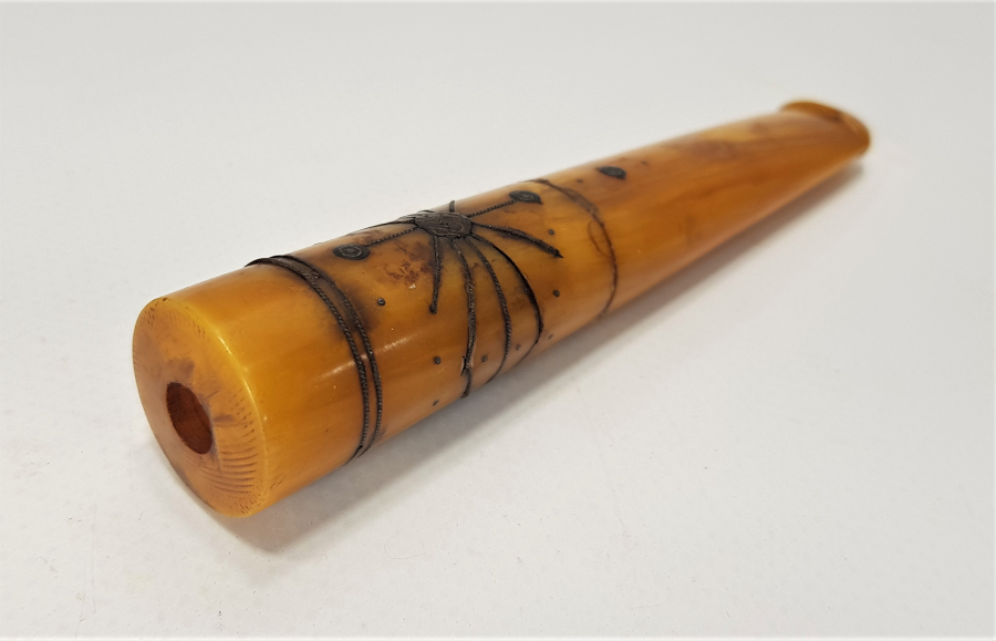 GÜMÜŞ ÇAKMA OSMANLICA YAZDİGAR YAZILI VE BAYRAK İŞLEMELİ KATALİN AĞIZLIK