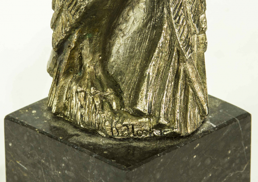 ORHAN ALGÖK İMZALI MERMER KAİDELİ HEYKEL