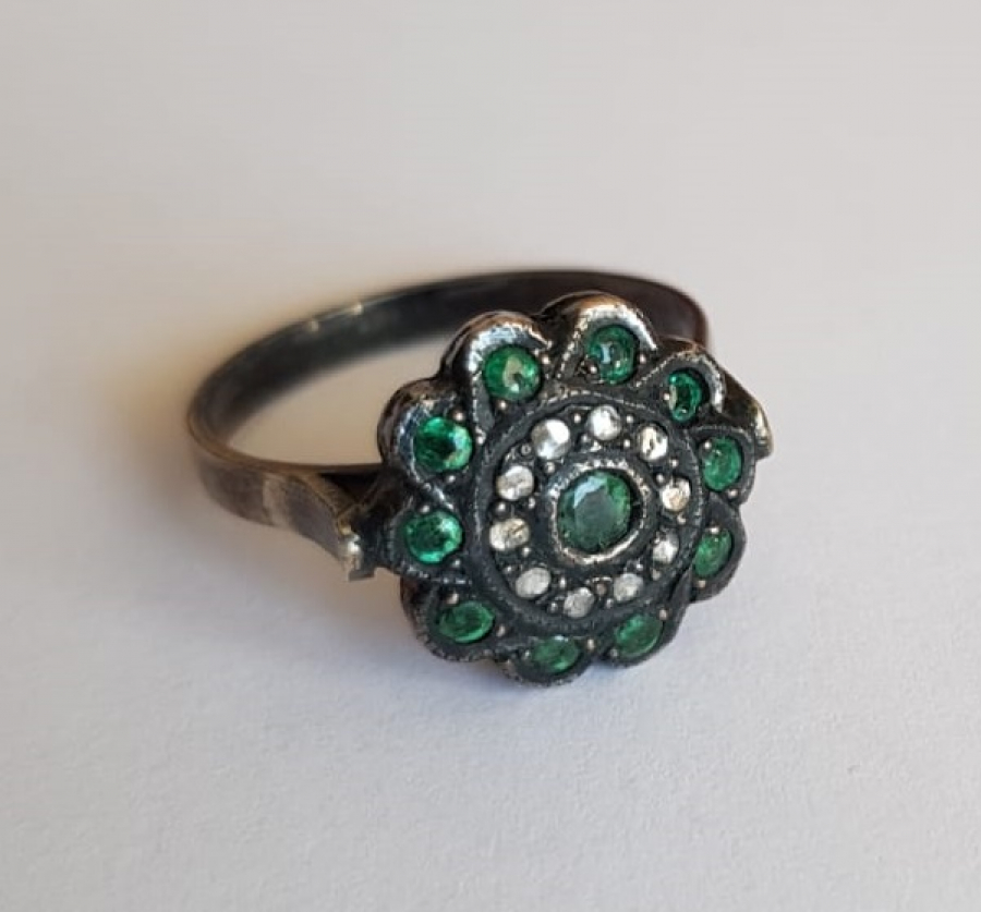 ELMAS VE ZÜMRÜT TAŞLARLA SÜSLÜ ANTİKA YÜZÜK 