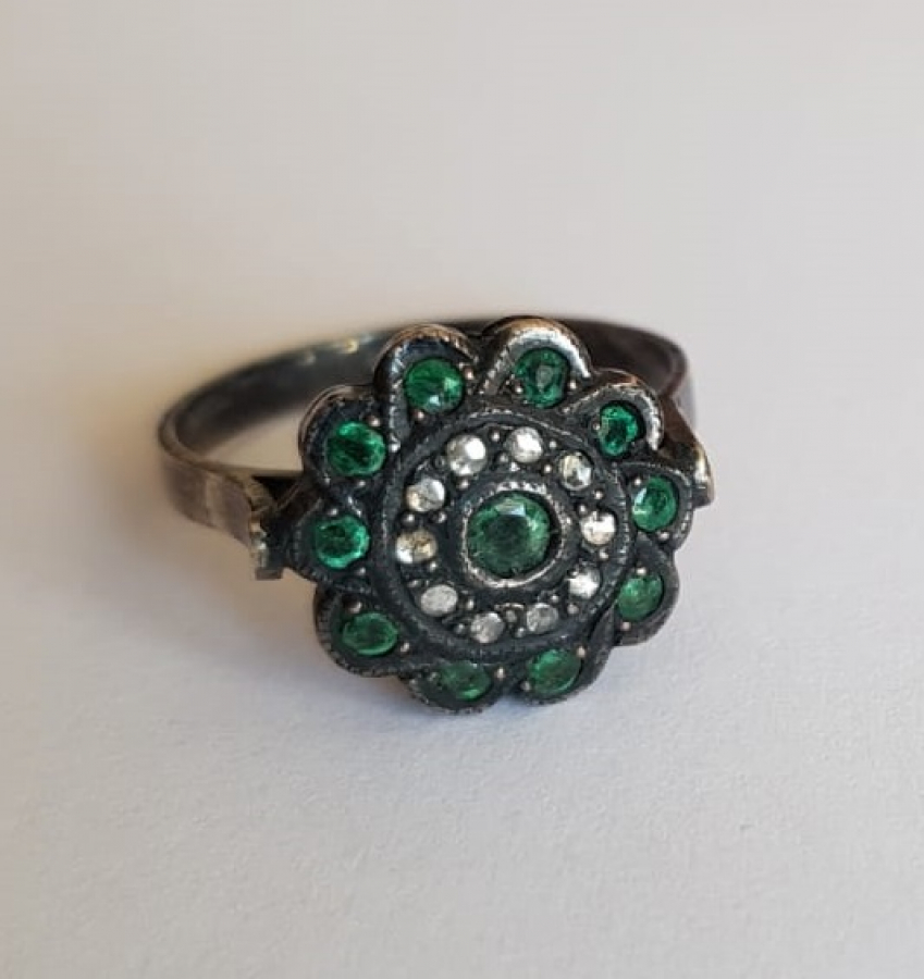 ELMAS VE ZÜMRÜT TAŞLARLA SÜSLÜ ANTİKA YÜZÜK 