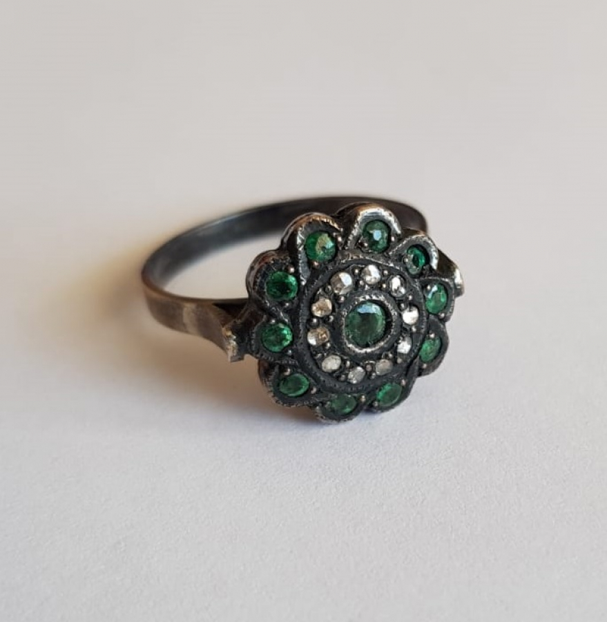 ELMAS VE ZÜMRÜT TAŞLARLA SÜSLÜ ANTİKA YÜZÜK 