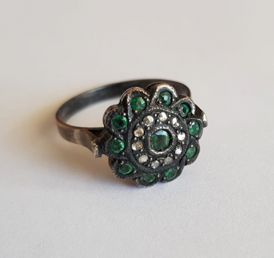 ELMAS VE ZÜMRÜT TAŞLARLA SÜSLÜ ANTİKA YÜZÜK 