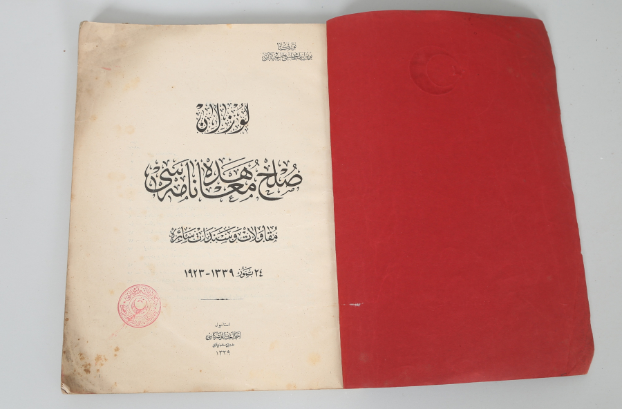 LOZAN BARIŞ ANTLAŞMASNIN MADDELERİNİ İÇEREN DÖNEMİNİN KİTABI