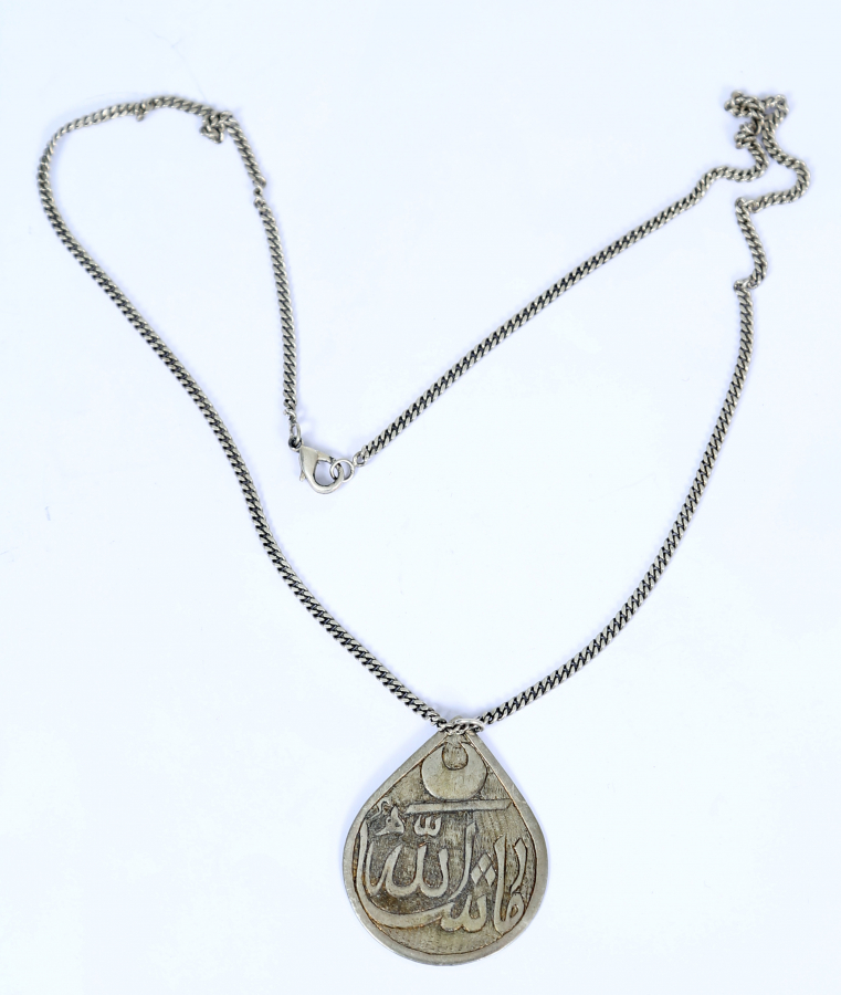 OSMANLI DÖNEMİ GÜMÜŞ EL KAZIMA AY YILDIZLI VE OSMANLICA YAZILI ARMUDİ KOLYE