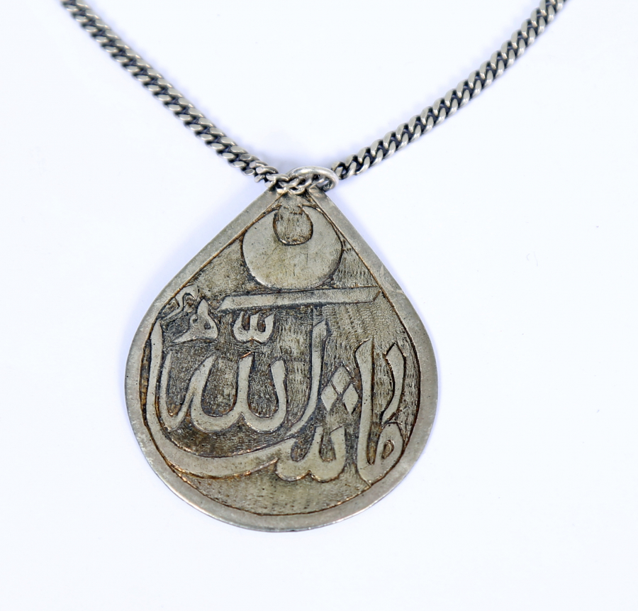 OSMANLI DÖNEMİ GÜMÜŞ EL KAZIMA AY YILDIZLI VE OSMANLICA YAZILI ARMUDİ KOLYE