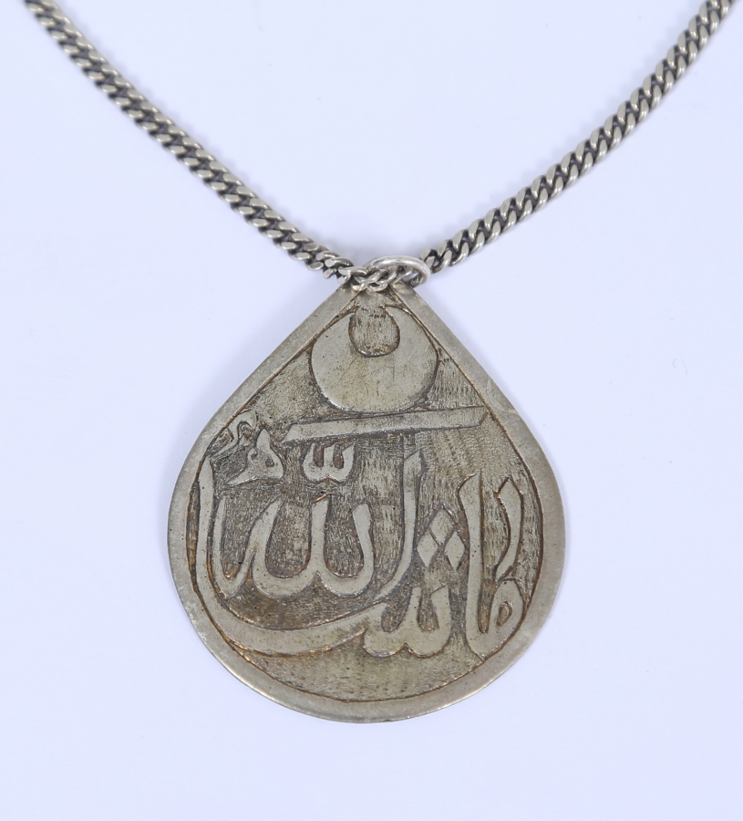 OSMANLI DÖNEMİ GÜMÜŞ EL KAZIMA AY YILDIZLI VE OSMANLICA YAZILI ARMUDİ KOLYE