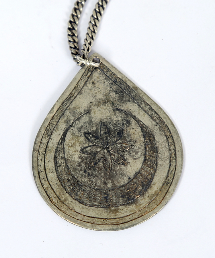 OSMANLI DÖNEMİ GÜMÜŞ EL KAZIMA AY YILDIZLI VE OSMANLICA YAZILI ARMUDİ KOLYE