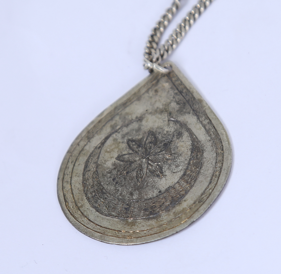 OSMANLI DÖNEMİ GÜMÜŞ EL KAZIMA AY YILDIZLI VE OSMANLICA YAZILI ARMUDİ KOLYE