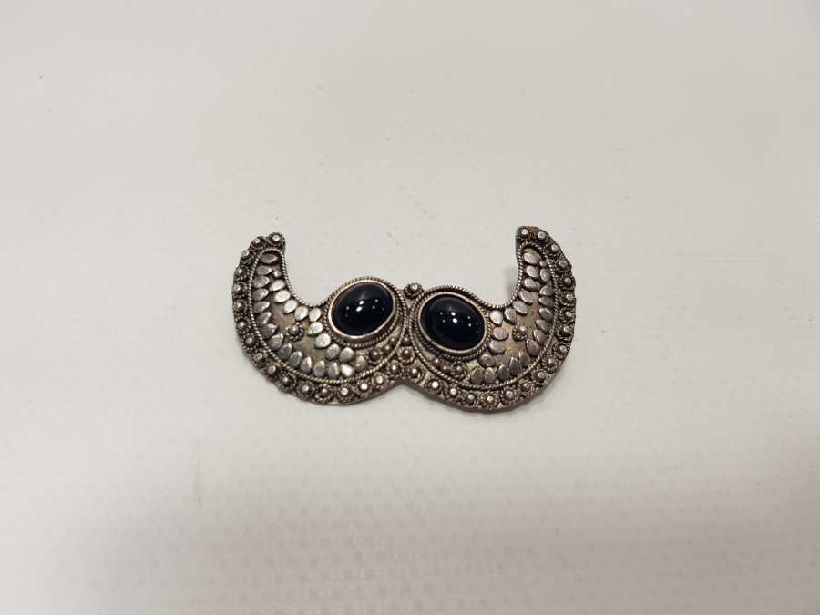 ÜZERİ DOĞAL TAŞLI GÜMÜŞ BROŞ