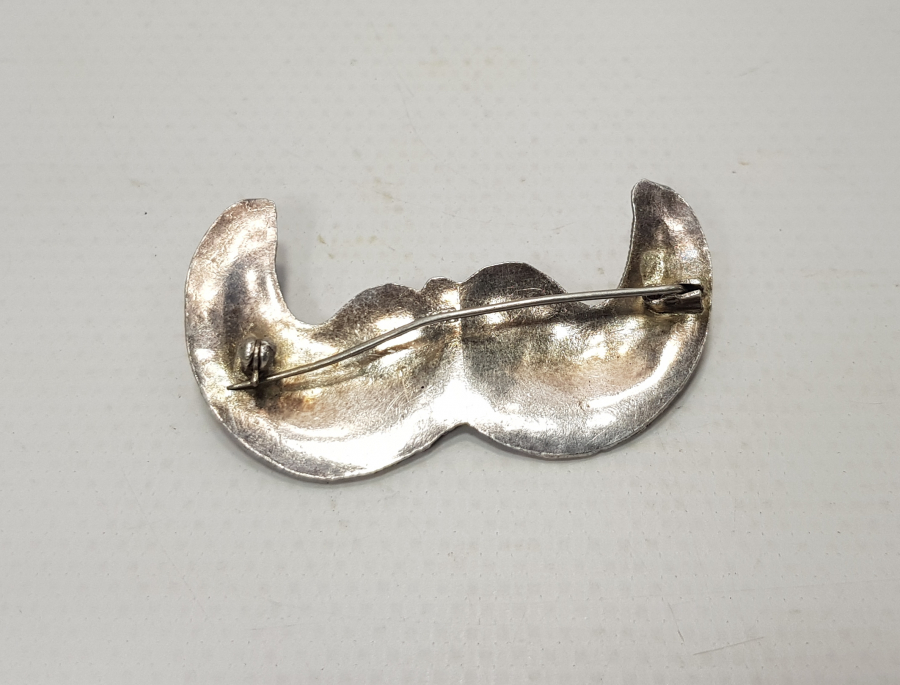 ÜZERİ DOĞAL TAŞLI GÜMÜŞ BROŞ