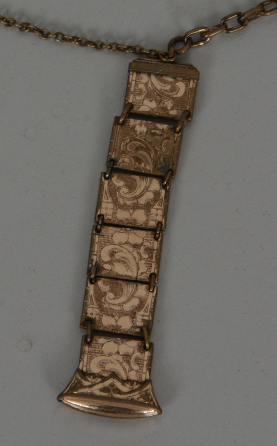 NADİR FORMDA ALTIN KAPLAMA CEP SAATİ KÖSTEĞİ VE SALLAMASI