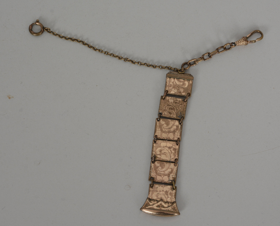 NADİR FORMDA ALTIN KAPLAMA CEP SAATİ KÖSTEĞİ VE SALLAMASI