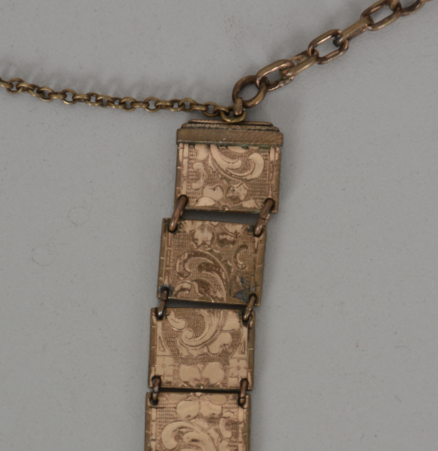 NADİR FORMDA ALTIN KAPLAMA CEP SAATİ KÖSTEĞİ VE SALLAMASI