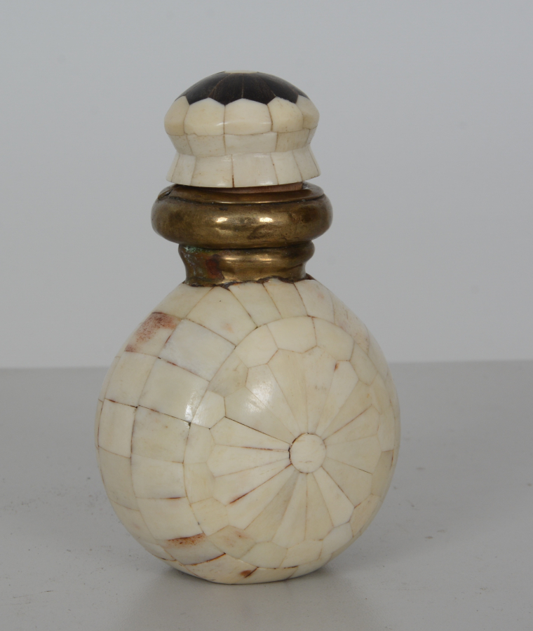 OSMANLI DÖNEMİ KEMİKTEN VE BOYNUZDAN MAMUL KOKU ŞİŞESİ