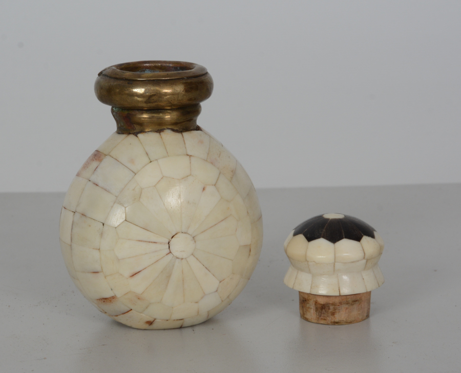 OSMANLI DÖNEMİ KEMİKTEN VE BOYNUZDAN MAMUL KOKU ŞİŞESİ