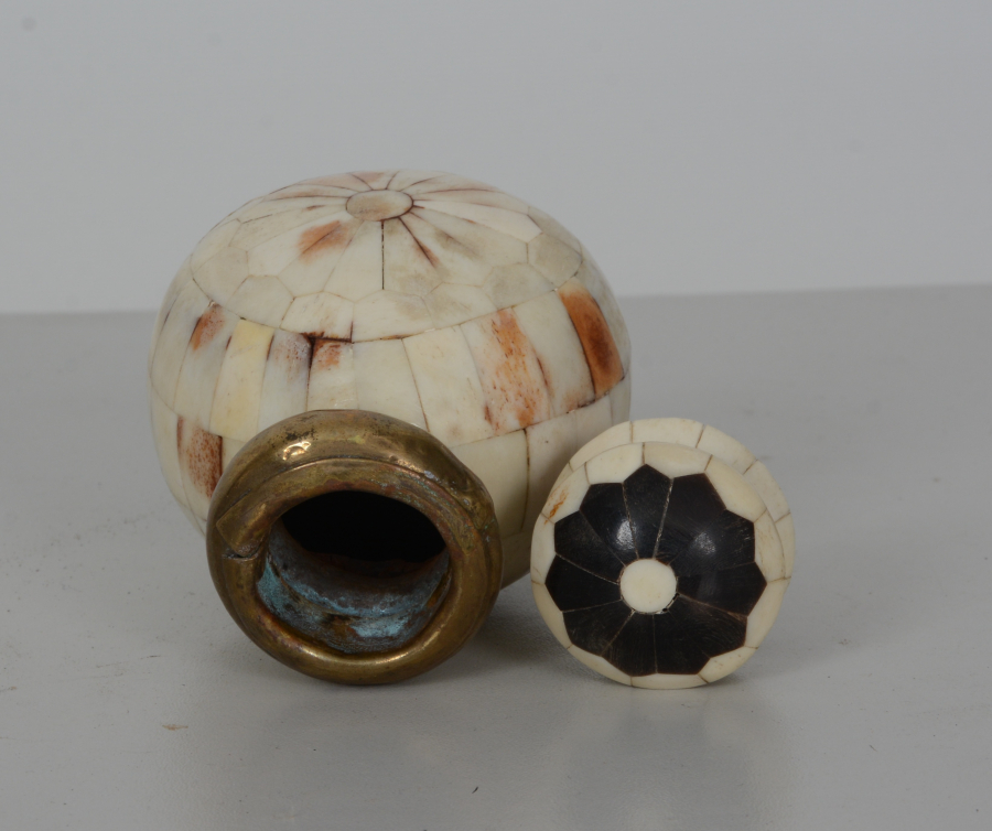 OSMANLI DÖNEMİ KEMİKTEN VE BOYNUZDAN MAMUL KOKU ŞİŞESİ