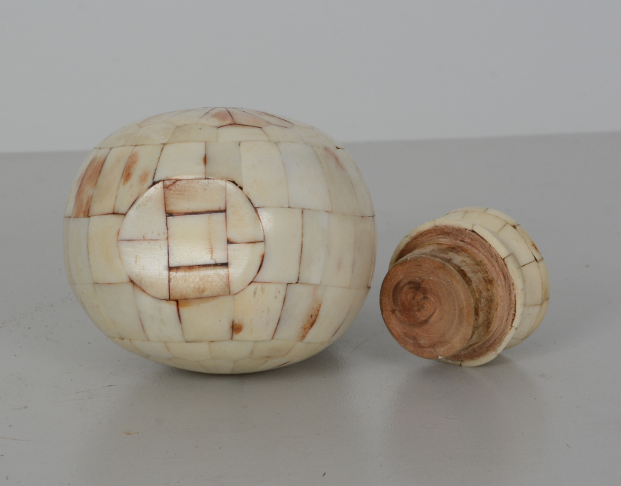 OSMANLI DÖNEMİ KEMİKTEN VE BOYNUZDAN MAMUL KOKU ŞİŞESİ