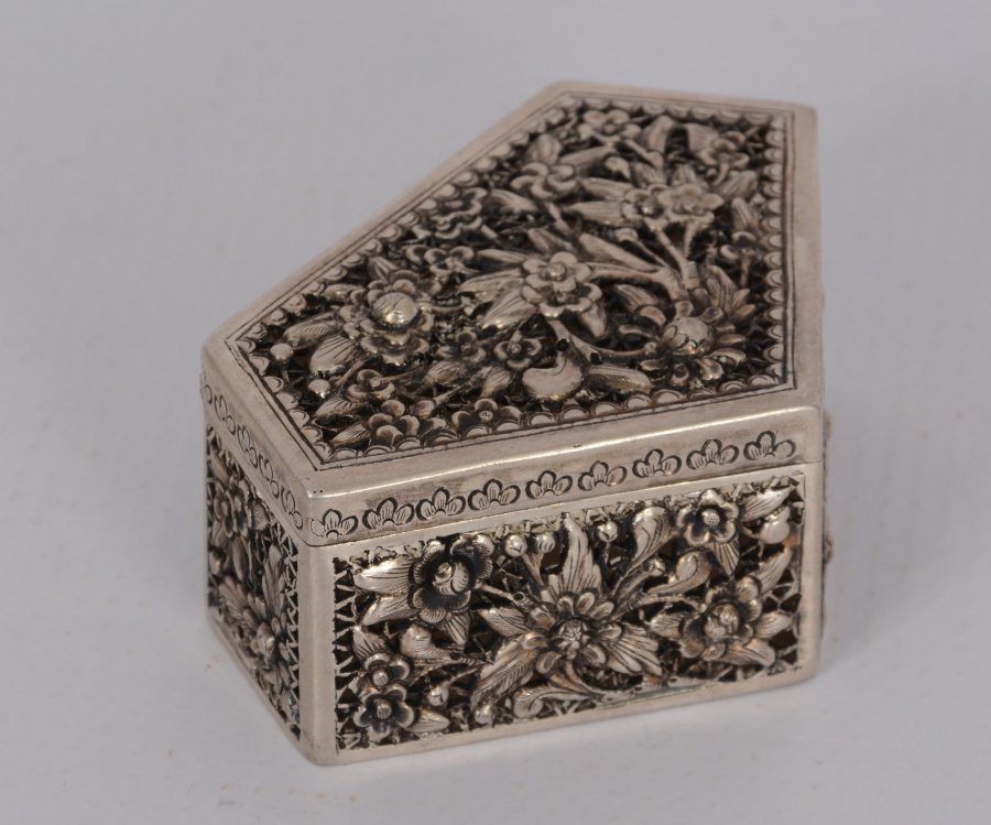 UZAK DOĞU İŞİ KABARTMA İŞÇİLİKLİ MÜCEVHER KUTUSU