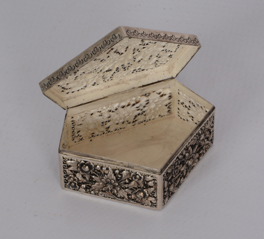 UZAK DOĞU İŞİ KABARTMA İŞÇİLİKLİ MÜCEVHER KUTUSU