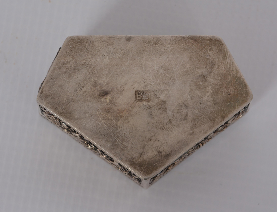 UZAK DOĞU İŞİ KABARTMA İŞÇİLİKLİ MÜCEVHER KUTUSU