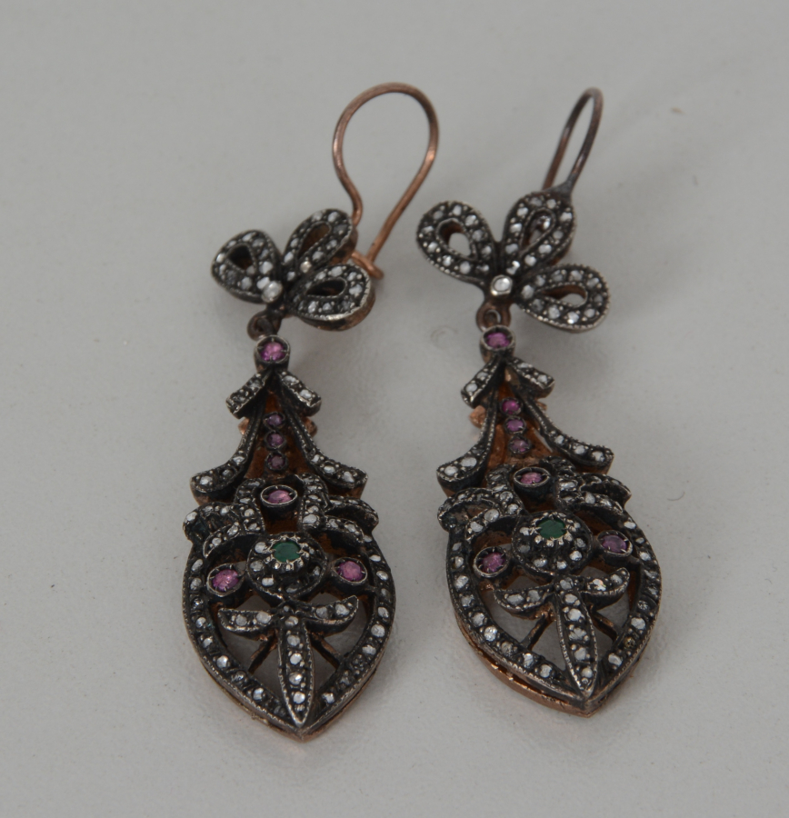 ÜZERİ ELMAS YAKUT VE ZÜMRÜTLERLE BEZELİ ANTİKA ÖZEL YAPIM