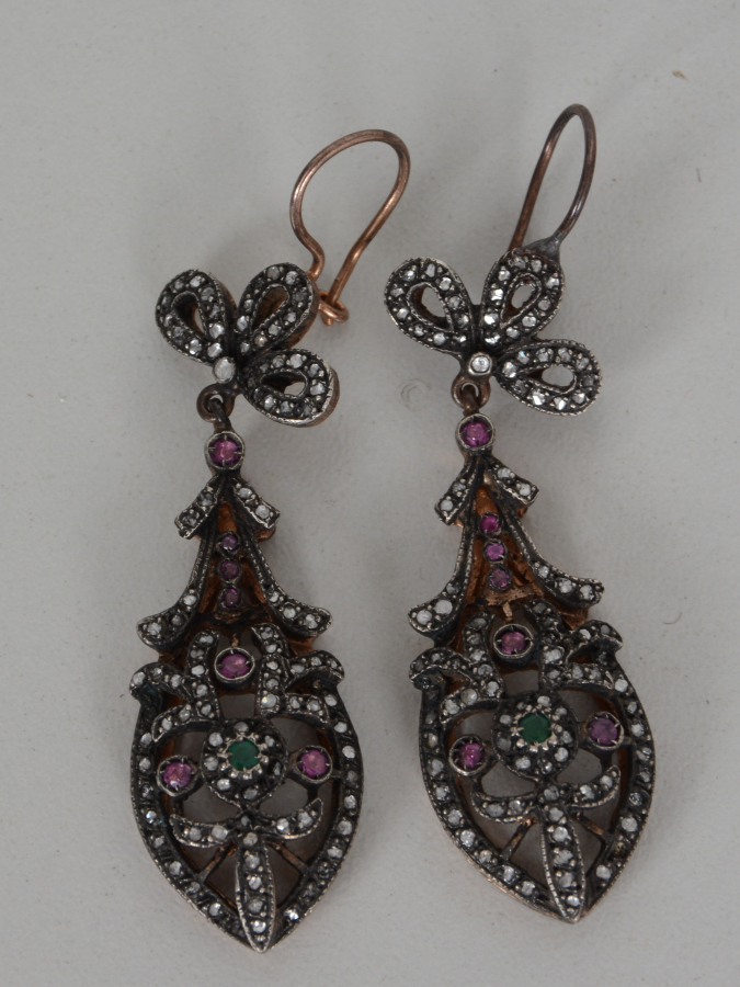 ÜZERİ ELMAS YAKUT VE ZÜMRÜTLERLE BEZELİ ANTİKA ÖZEL YAPIM