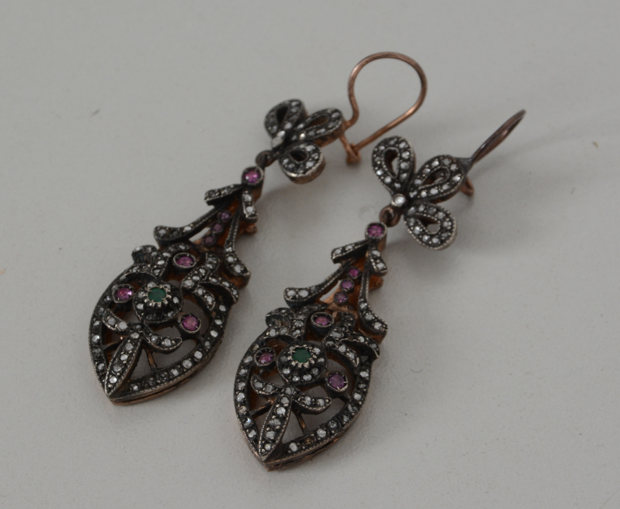 ÜZERİ ELMAS YAKUT VE ZÜMRÜTLERLE BEZELİ ANTİKA ÖZEL YAPIM