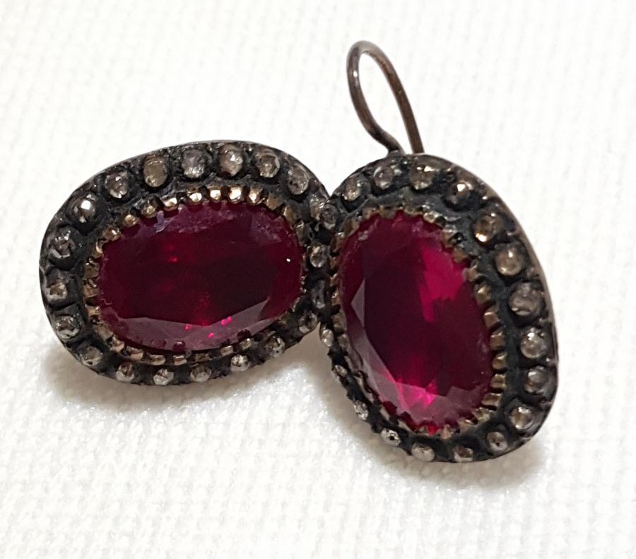 LAL TAŞI VE ELMASLARLA SÜSLÜ BİR ÇİFT KÜPE 