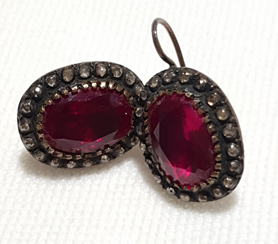 LAL TAŞI VE ELMASLARLA SÜSLÜ BİR ÇİFT KÜPE 