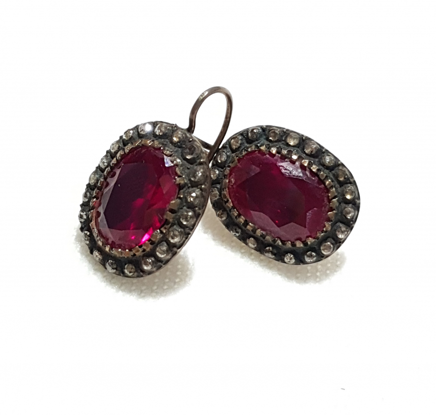 LAL TAŞI VE ELMASLARLA SÜSLÜ BİR ÇİFT KÜPE 